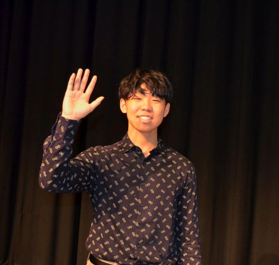 Chris Qin waving